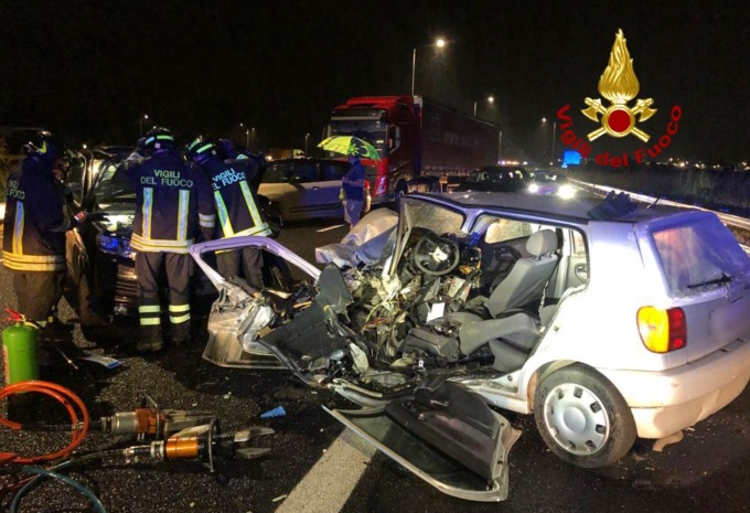 Vicenza, tremendo frontale tra due auto sulla provinciale Pasubio: tre feriti