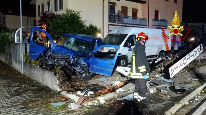 Il monovolume tira dritto e si schianta contro un muretto: due feriti, gravissima una donna