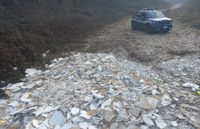 Scarica rifiuti nel torrente Leogra, identificato e multato il responsabile: è un cittadino di Monte di Malo