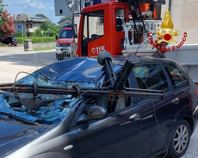 Il vento abbatte la croce del campanile di Longare e la struttura di metallo si conficca nell’auto del parrocco
