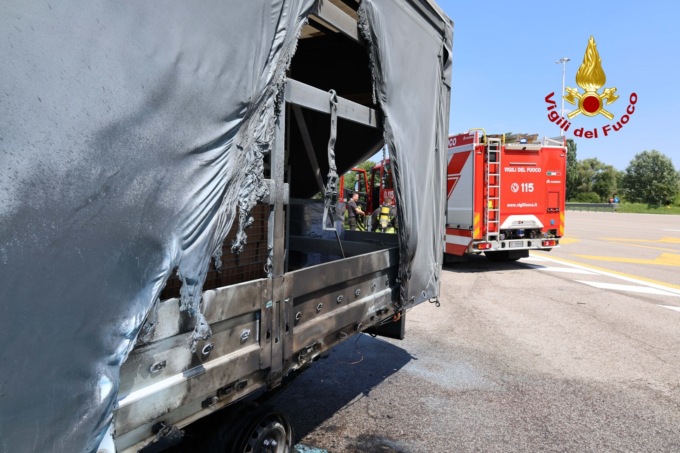 Si bloccano le ganasce e lo pneumatico prende fuoco, l’autista si ferma giusto in tempo