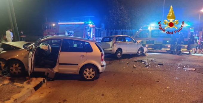 Gambellara, frontale tra due auto: due feriti e macchine distrutte