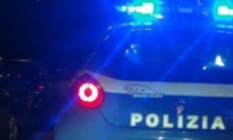 Ubriaco molesta i bagnanti della piscina San Pio X a Vicenza: la polizia gli trova addosso anche armi e droga