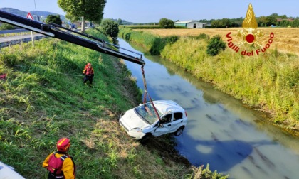 Dopo lo scontro tra due auto, una scivola per diversi metri e si pianta in mezzo al fiume Brendola