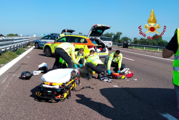 Sbalzati dallo scooter in autostrada, volano sull’asfalto durante un sorpasso