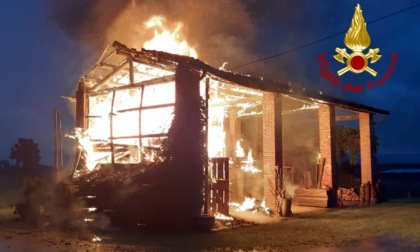 Un fulmine si abbatte su un ricovero attrezzi a Mussolente, l'edificio è stato divorato dalle fiamme