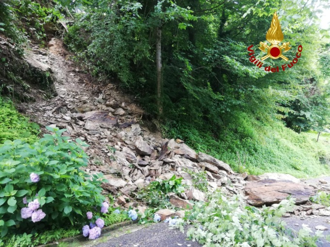 Massi e detriti si riversano sulla strada, una frana blocca la circolazione a Recoaro Terme