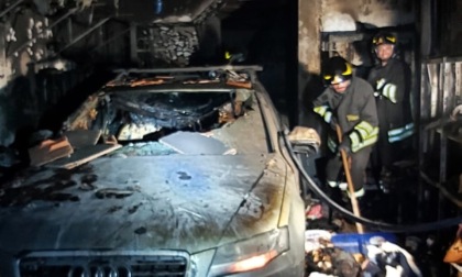 Nel seminterrato scoppia un incendio: distrutti un'auto e un piccolo deposito attrezzi
