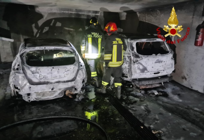 Le fiamme non hanno risparmiato nulla: hanno divorato due auto e i box interrati a Torri di Quartesolo