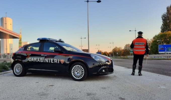 “Non potete ritirarmi la patente”: 25enne ubriaco al volante aggredisce i Carabinieri