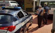 Non sale sul bus col suo gruppo viaggio e si perde a Vicenza: Polizia soccorre turista tedesca di 85 anni