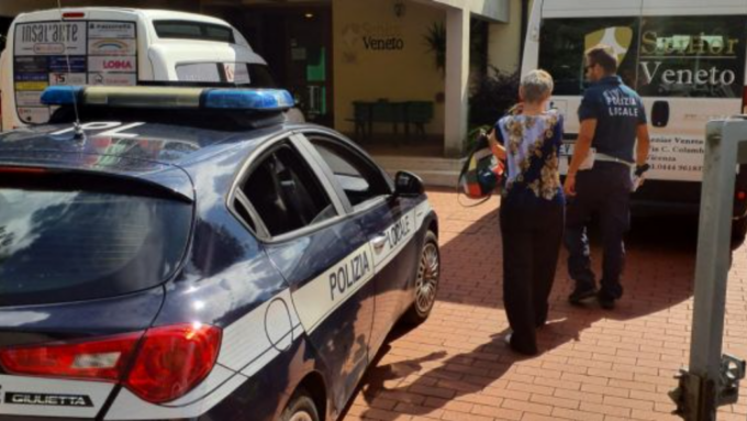 Non sale sul bus col suo gruppo viaggio e si perde a Vicenza: Polizia soccorre turista tedesca di 85 anni