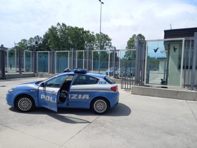 Violento litigio a Monte Berico: sotto l’effetto della droga aggredisce una conoscente e poi prende a testate la volante della polizia