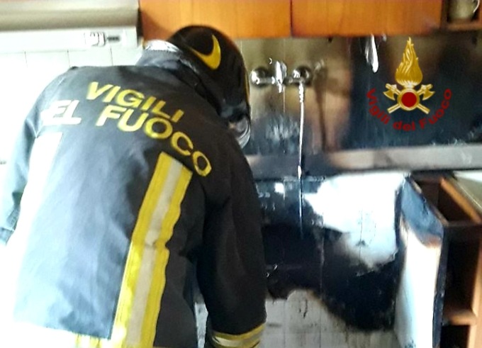 Schio, fiamme nella cucina dell’appartamento: donna intossicata salvata dai Vigili del fuoco