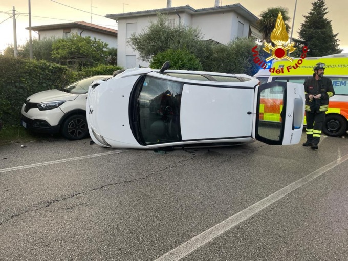 Bassano del Grappa, l’auto si ribalta e la conducente resta incastrata tra le lamiere