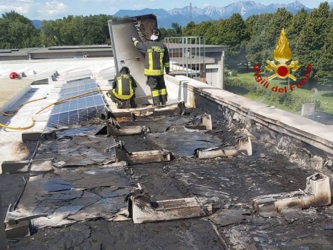 Incendio di pannelli fotovoltaici sul capannone dell’azienda a Breganze