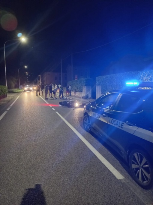 Scontro tra una moto e un autocarro, il centauro ha riportato serie lesioni ad una gamba
