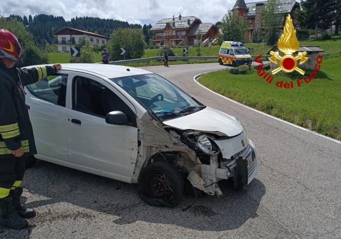 Perde il controllo dell’auto e si schianta contro il guardrail a Roana: 80enne ferita