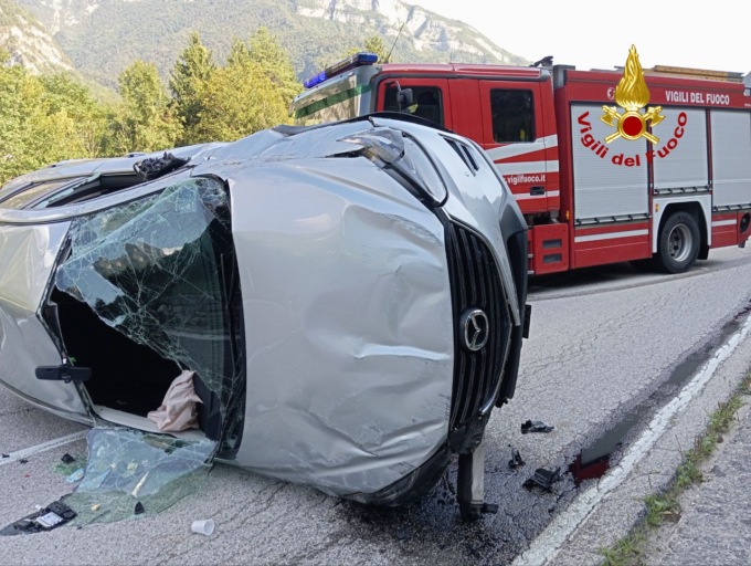 Centrano un muretto e l’auto si ribalta in strada: feriti due coniugi a bordo della vettura