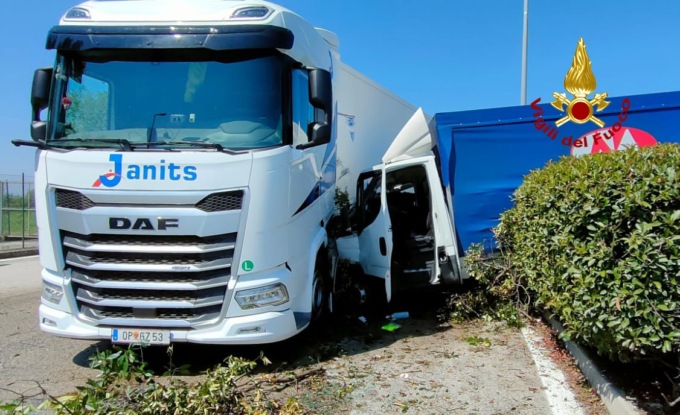 Ha un malore alla guida del camion, entra in un’area di servizio e si schianta contro un altro tir