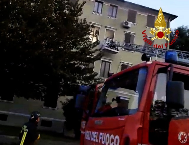 Fiamme in un appartamento di via Opificio a Debba