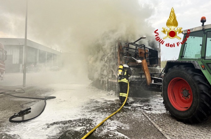 Il carico di rotoballe prende fuoco, conducente del trattore miracolato