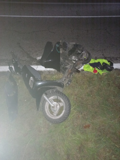 Invade la corsia opposta con l’auto e centra in pieno uno scooter, poi tenta di scappare ma viene fermato dai testimoni