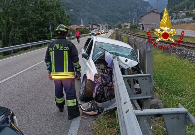 Grave incidente a Solagna, l’auto si schianta contro la cuspide del guardrail: ferita una donna
