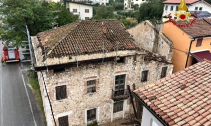 Pove del Grappa, crolla il tetto di una vecchia casa: nessun ferito