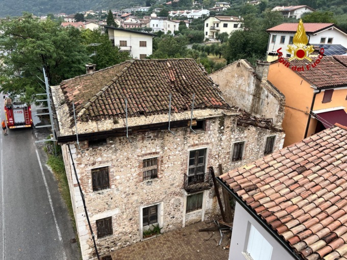Pove del Grappa, crolla il tetto di una vecchia casa: nessun ferito