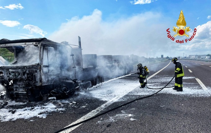 Autoarticolato divorato dalle fiamme in A4: l’autista accosta e si mette in salvo