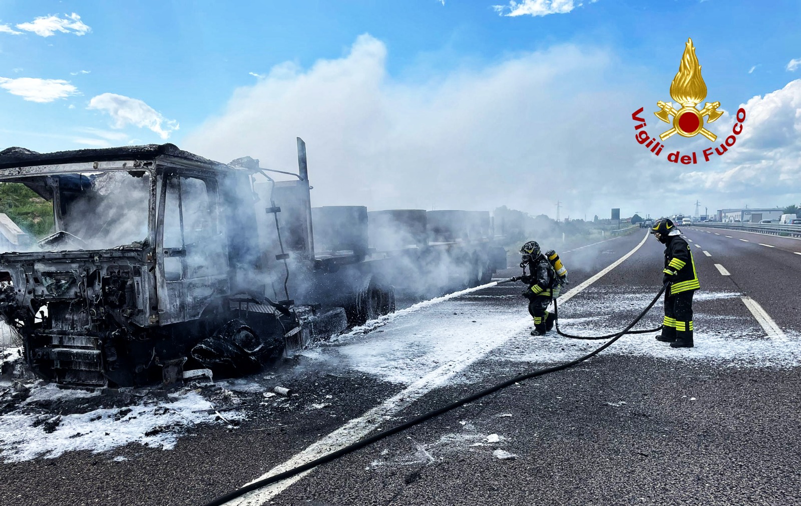Autoarticolato divorato dalle fiamme in A4: l'autista accosta e si ...