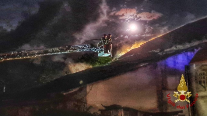 Incendio in una stalla a Gallio: ferita una vitella