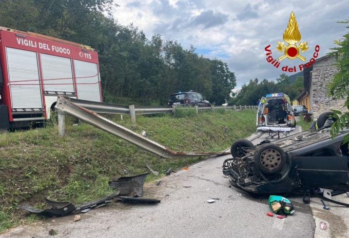L’auto finisce fuori strada e si ribalta: morto un 52enne, miracolosamente illeso il cane