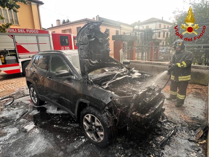 Sossano, Jeep divorata dalle fiamme nei pressi di una casa di riposo