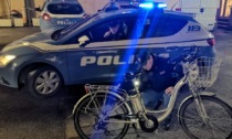 "Sto riparando la catena della mia bici", ma i poliziotti non ci cascano: ladro albanese 39enne denunciato per ricettazione