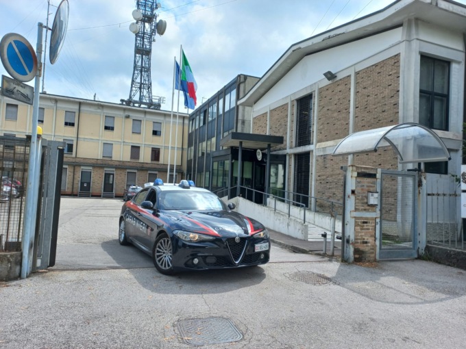 “Facevano le vasche” in macchina per spacciare, ma non si sono accorti di avere alle calcagna una gazzella dei carabinieri