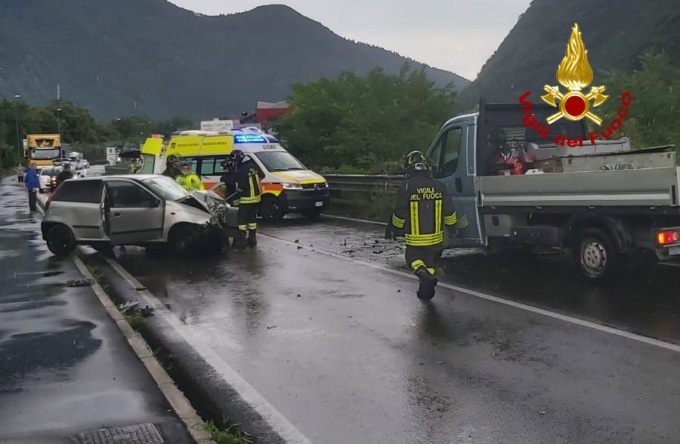 Tre mezzi coinvolti ed un ferito: maxi incidente lungo la SS47 a Solagna