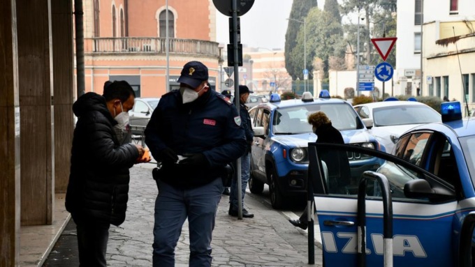 Girava per Vicenza in bici, ma alla vista della polizia si è innervosito… e sono cominciati i guai