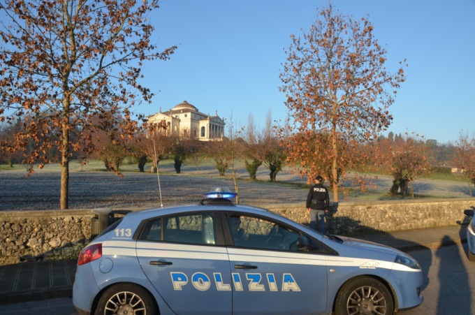 Tenta di ingoiare ovuli di cocaina per sfuggire all’arresto: fermato un pusher nigeriano