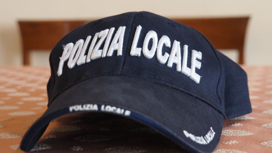 Vicenza, schiamazzi e sedie “abusive” sul marciapiede: i cittadini esasperati chiamano la polizia locale