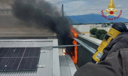 Tezze sul Brenta: fiamme sul tetto del capannone, l'incendio è partito dall'inverter dei pannelli fotovoltaici