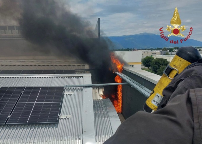 Tezze sul Brenta: fiamme sul tetto del capannone, l’incendio è partito dall’inverter dei pannelli fotovoltaici
