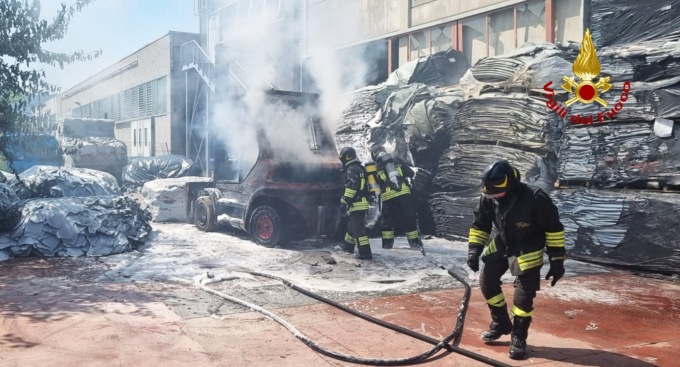 Arzignano, attimi di paura in conceria: un muletto è andato a fuoco