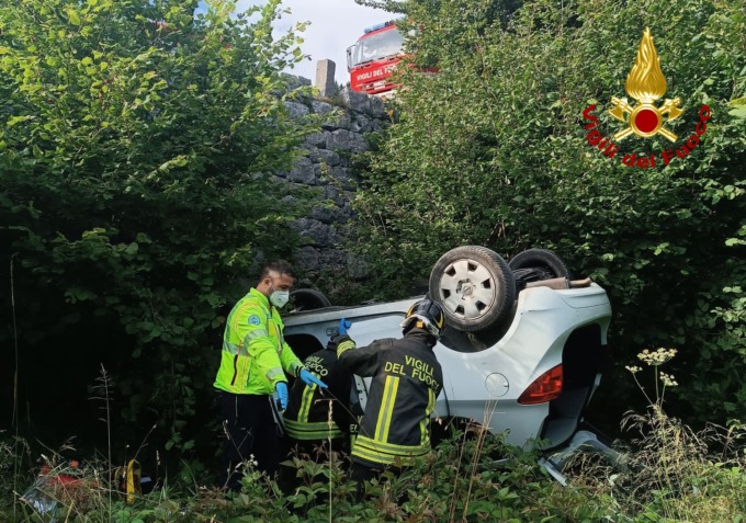 Auto precipita per oltre 4 metri e si rovescia: ferito il conducente rimasto incastrato tra le lamiere