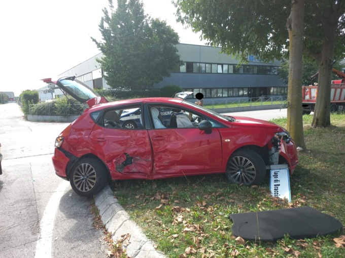 Incidente a Schio, scontro tra un’auto e un Iveco: ferite mamma e figlia di 8 anni