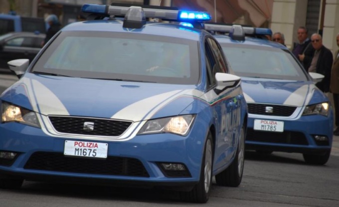 Finta muta chiede soldi per “raccolta fondi” ma nessuno le crede e così “riacquista” la voce per insultare