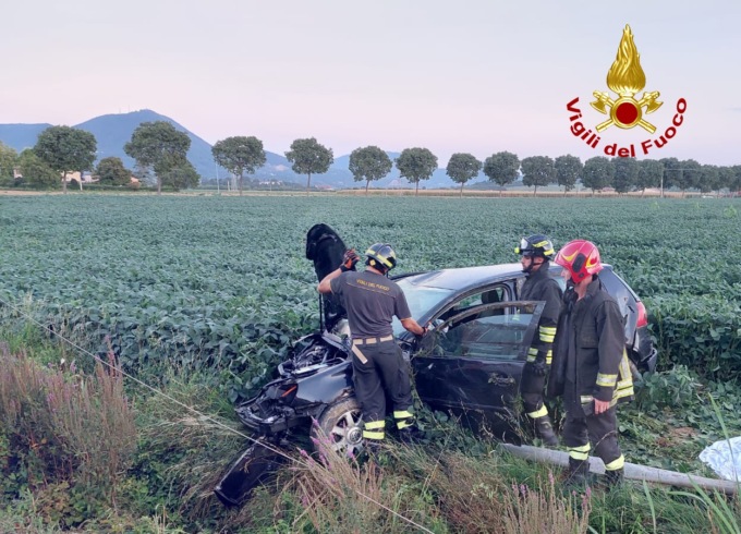 L’auto “impazzita” abbatte un palo del telefono e poi atterra nel campo agricolo