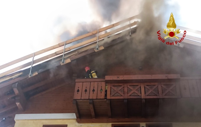 Inferno di fuoco in un’abitazione di via Zocchi ad Asiago