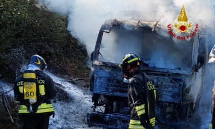 Prima il fumo, poi le fiamme: bruciato un autocarro cassonato a San Vito di Brendola